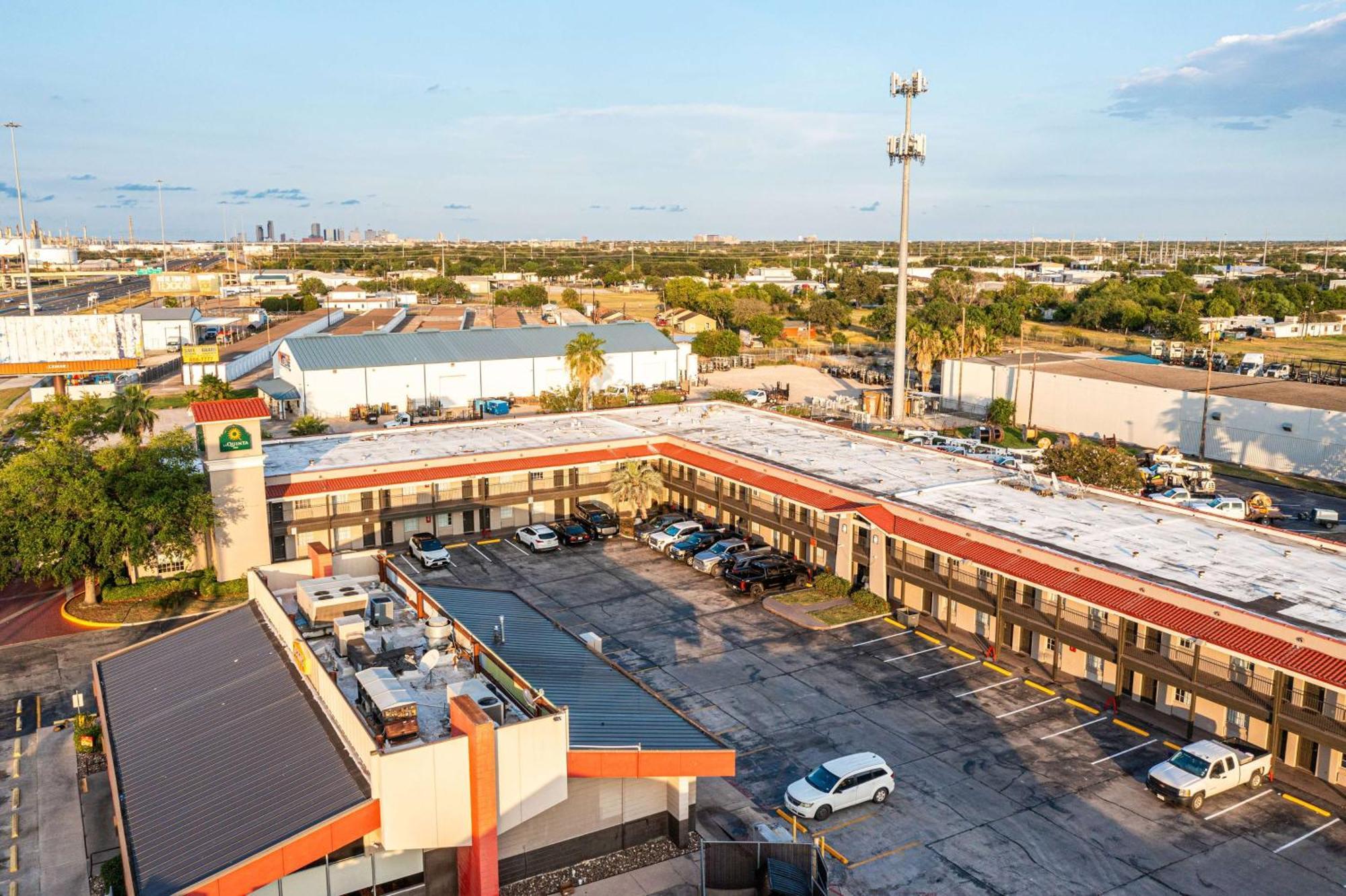 La Quinta Inn By Wyndham Corpus Christi North Exterior photo