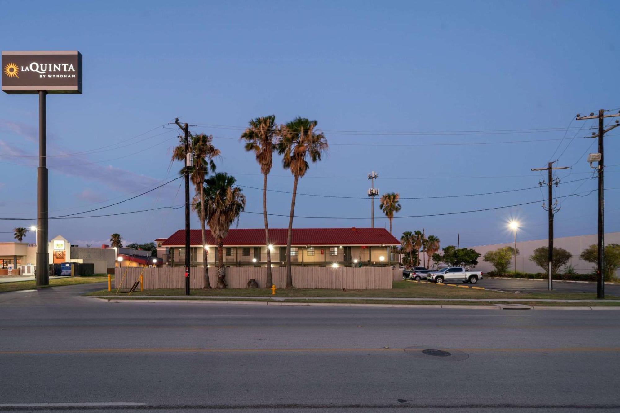 La Quinta Inn By Wyndham Corpus Christi North Exterior photo