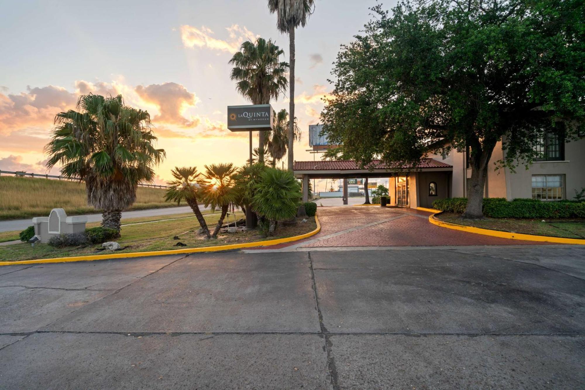 La Quinta Inn By Wyndham Corpus Christi North Exterior photo