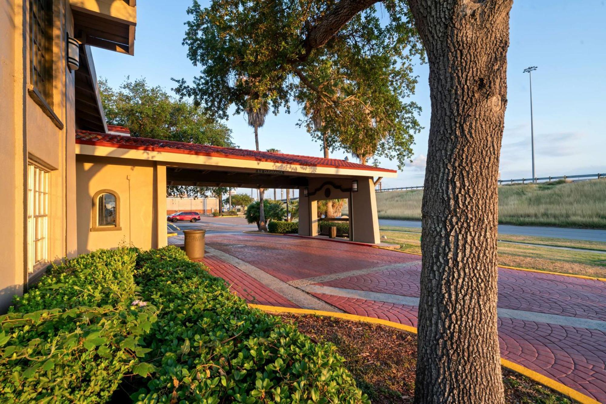 La Quinta Inn By Wyndham Corpus Christi North Exterior photo